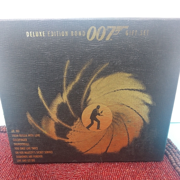 Deluxe Edition Bond 007 Gift Set 8 VHS Tapes +. Co - Picture 7 of 9